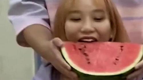 网红情侣博主吃瓜图片,甜蜜互动引网友热议