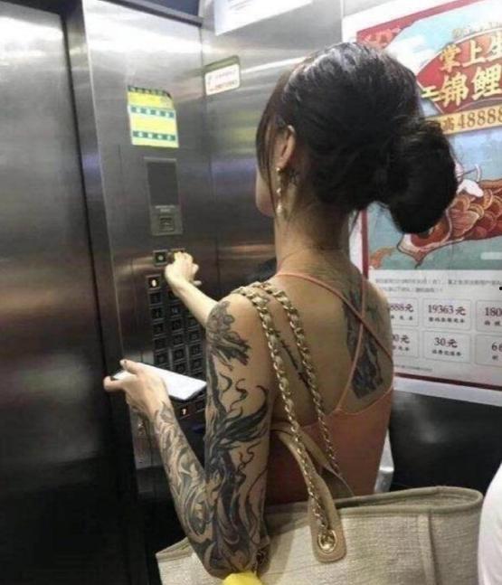 网红吃瓜纹身女孩视频在线观看,揭秘网络红人的真实生活